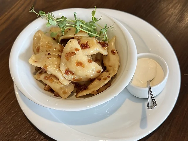 Вареники с картофелем, луком и шкварками