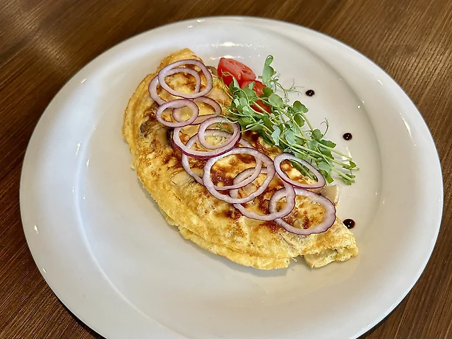 Омлет с курицей и грибами