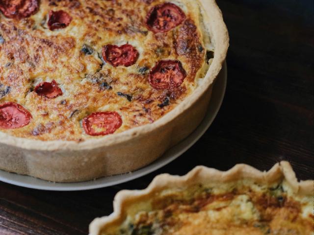 Киш с курицей, томатами и прованскими травами