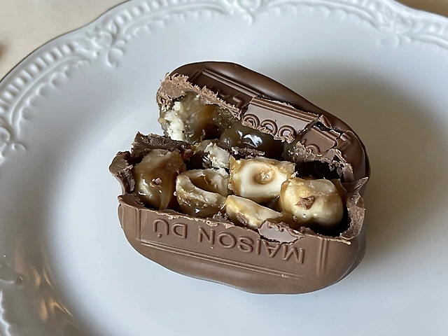 Фінік в молочному шоколаді зі смаженим фундуком та карамеллю з сіллю