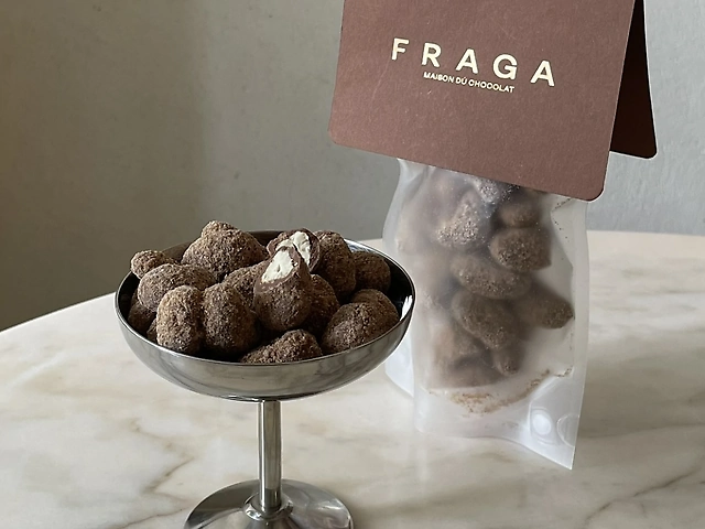 Кеш'ю в карамелі з сіллю, вкритий молочним шоколадом з додаванням вафельної крихти 100g.