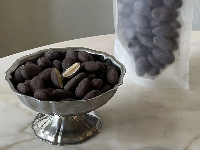 Мигдаль в чорному шоколаді з сіллю 100g.