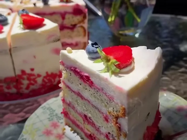 Віденський маковий з вишнею