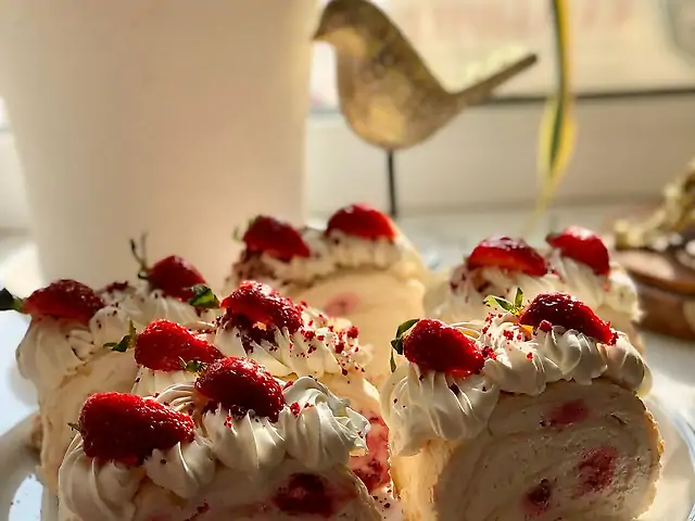 Меренговый рулет с маскарпоне и малиной