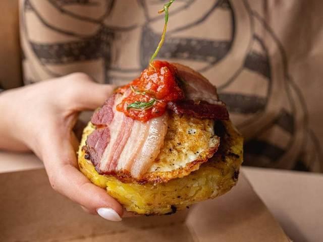 Картопля на грилі з яйцем та беконом