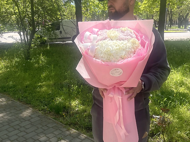 Гарний рожевий букет з гортензії, діантусів та пастели