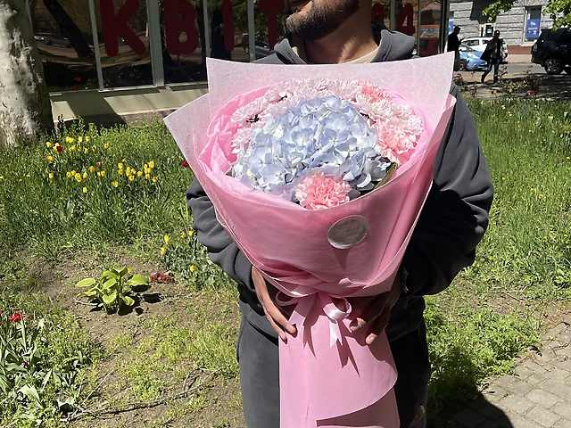 Дуже гарний букет з гортензії, діантусів та пастели