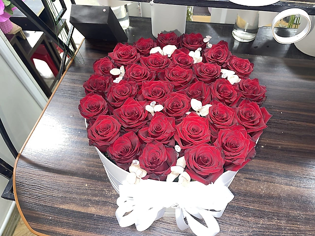 Шляпна коробка с червоними трояндами