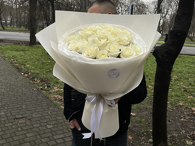Гарний букет білих троянд. Можна зібрати на любу суму