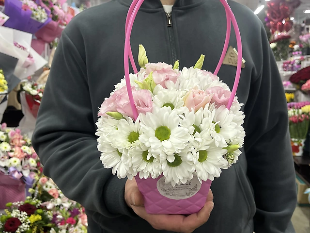 Композиція з хризантем, рожевих еустом та півонопожібного тюльпана