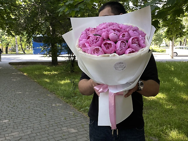 Гарний букет півоній 29шт