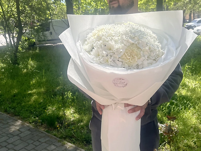 Гарнир букет з гортензії, діантусів та балтики.