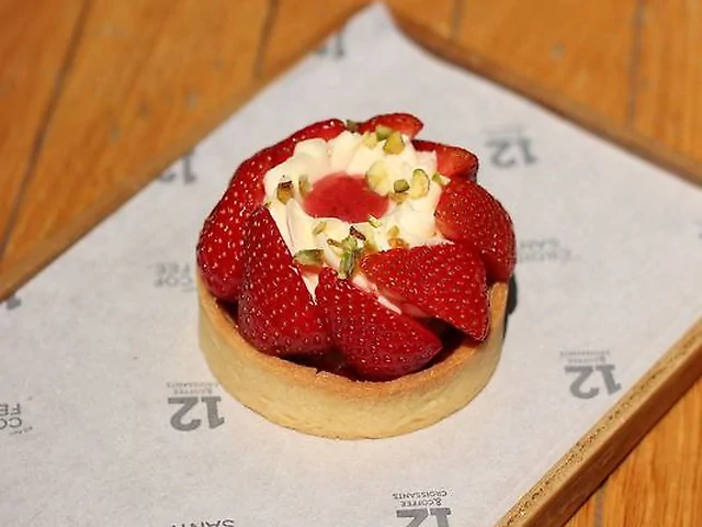 Тарталетка з полуницею та фісташкою