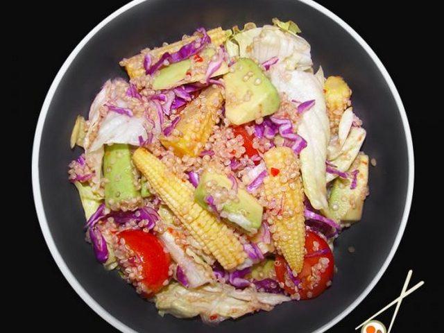 Салат с киноа и овощами