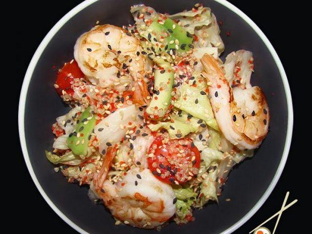 Салат с киноа и креветкой