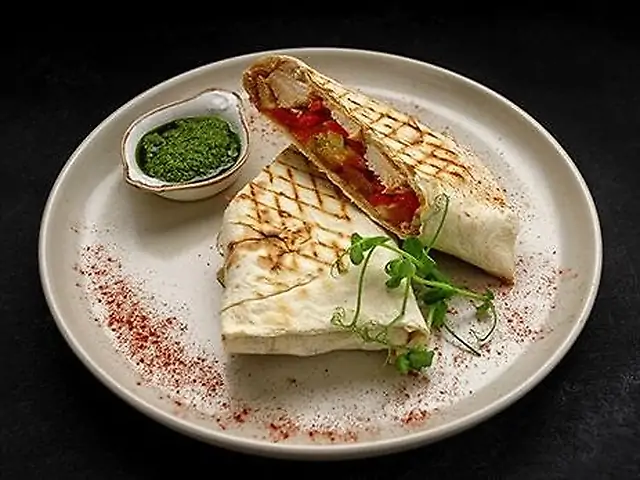 Буритто с курицей, печеными овощами и соусом песто, Лаваш классический