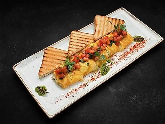 Яичный ролл с курицей, сыром и сальсой из томатов