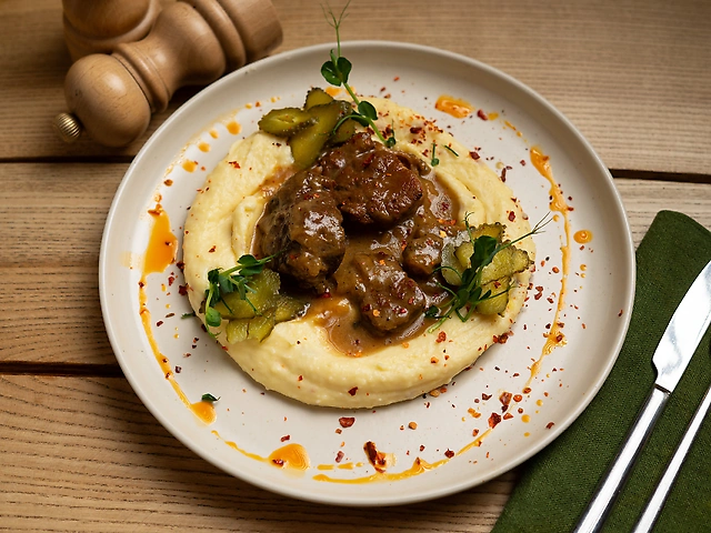 Говяжья рулька с картофельным пюре и хлопьями чили