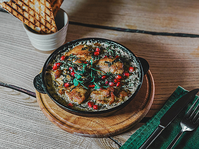 Чкмерули куриное бедро запеченное в соусе с пряными травами