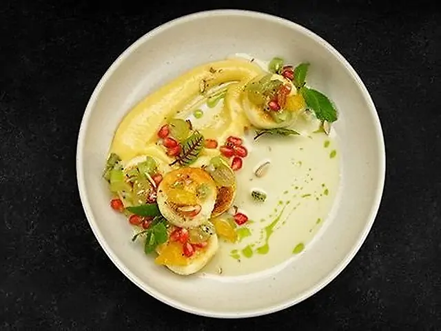 Сырники с миксом ягод, кокосовым соусом и заварным маракуя кремом