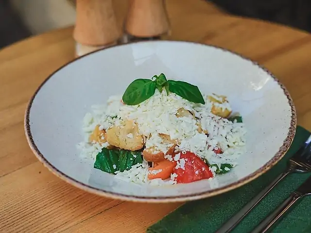 Салат из томатов с овечьей брынзой