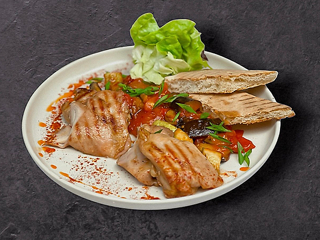 Куриное бедро на гриле с овощным соте