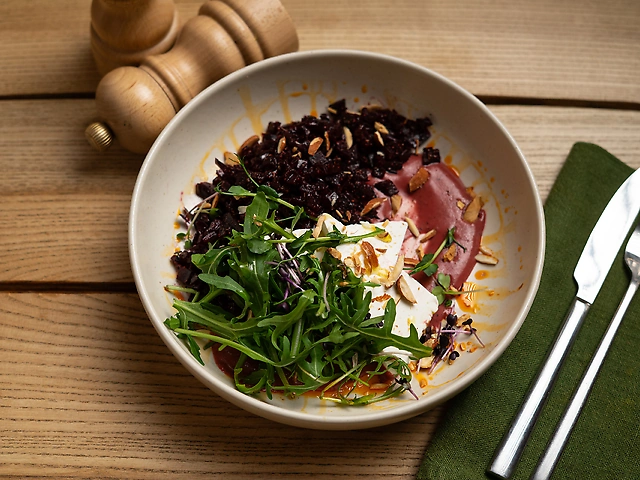 Салат из печеной свеклы с вишневой заправкой и фетой