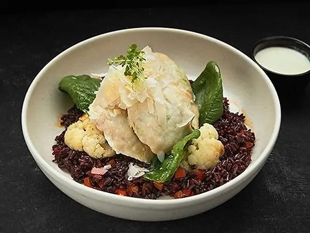 Куриные медальоны фаршированные муссом из шпината с рисом и овощами