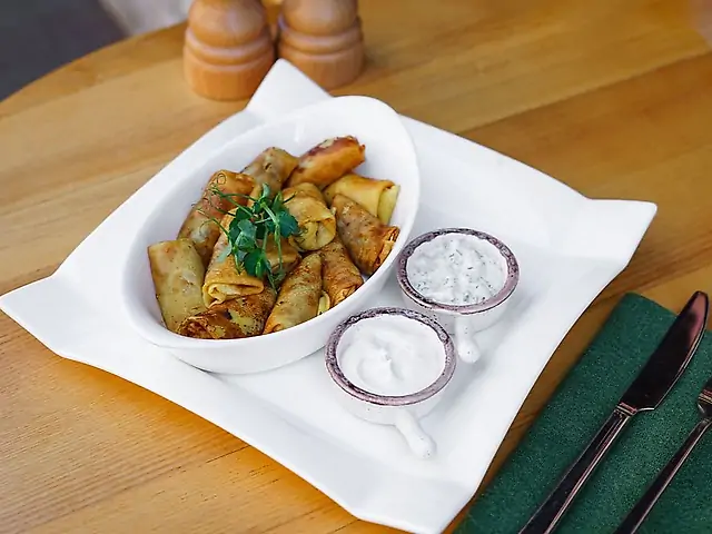 Блинчики с мясом с соусом дзадзики и сметаной