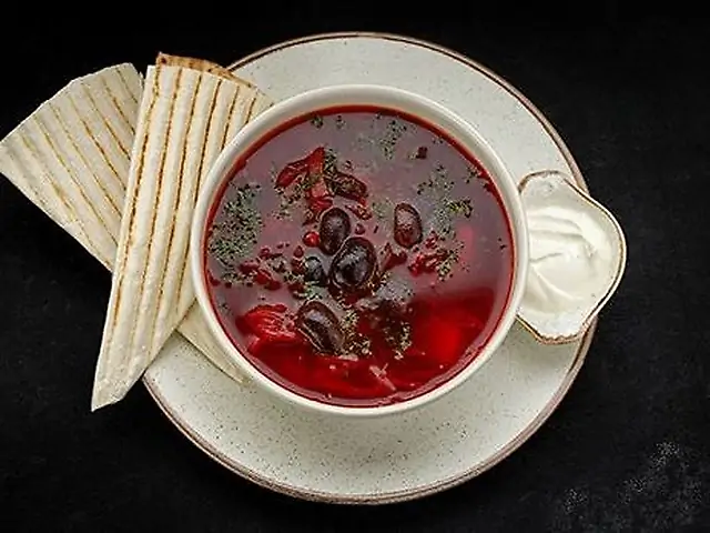 Красный борщ с фасолью и сметаной