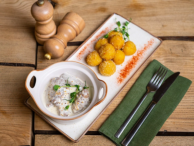 Крученики из филе свинины с грибами в сливочно-горчичном соусе