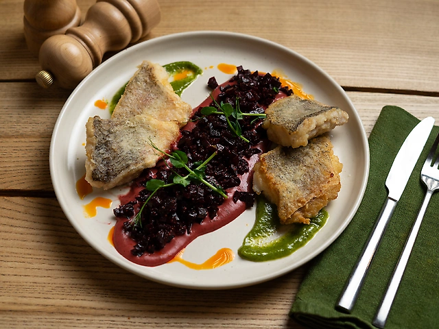 Треска с тар-таром из свеклы, вишневым соусом и соусом зеленый винегрет