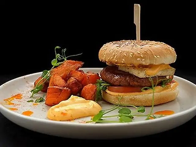 Бургер с котлетой Beyond meat копчёным айоли и криспи бататом