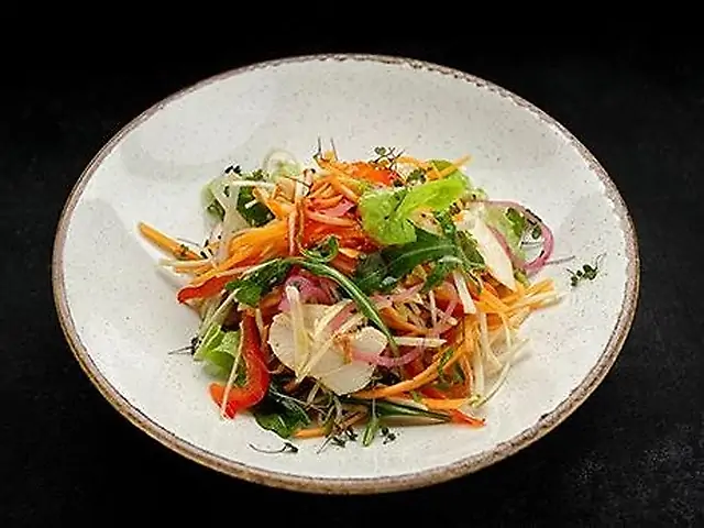 Салат из куриной грудки с бататом, луком, сельдереем и сладким чили