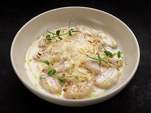 Ньоки из батата с рикотой, сырной соусом и хлопьями Пармезана