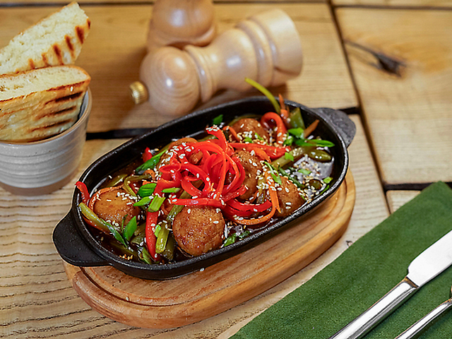 Митболы из веганского куриного мяса в азиатском соусе