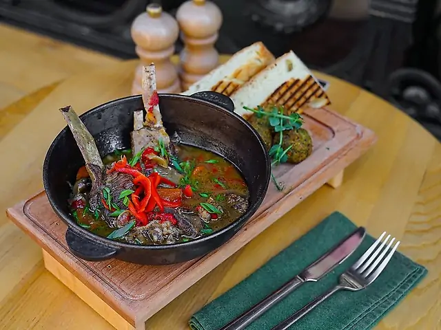 Ягненок в пиве с овощами и фалафелем