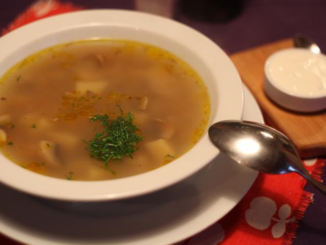 Гречаний суп з печерицями і сметаною