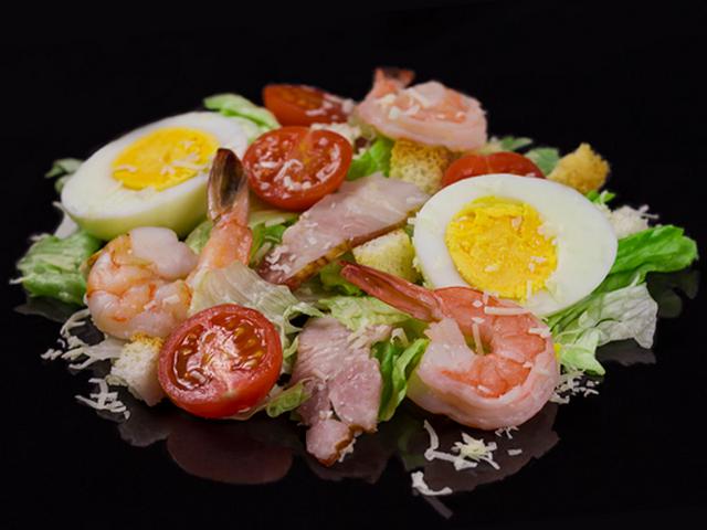 Салат Цезар з креветками та беконом