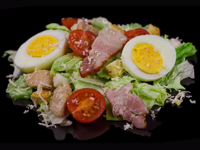 Салат Цезар з куркою та беконом