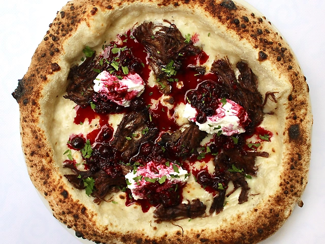 Піца з томленою яловичиною