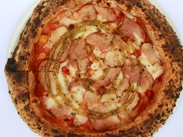 Піца з копченою куркою та соусом ківі-чілі