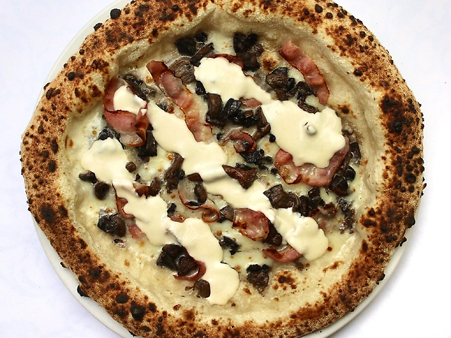 Піца з беконом, асорті грибів і копченим сиром