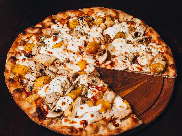 Ржаная пицца с манго и индейкой: Пицца