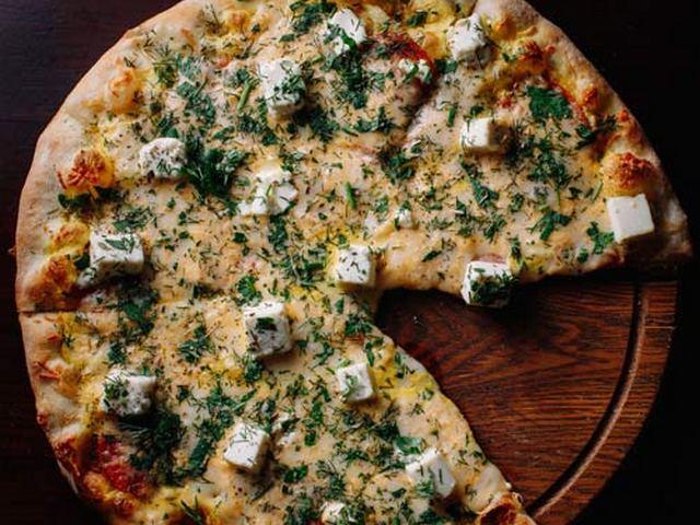 Пицца с сыром Фета,салями и зеленью: Пицца