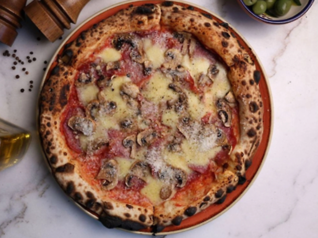 Піца з беконом коппа та пармезаном,та печерицями