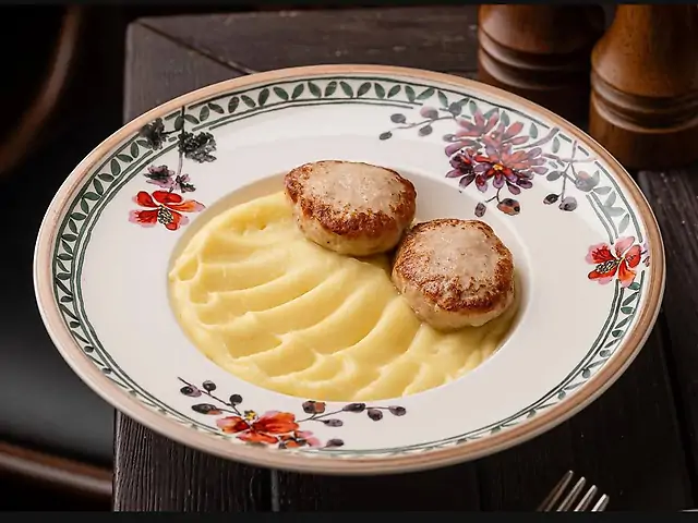 Картопляне пюре з курячими котлетами