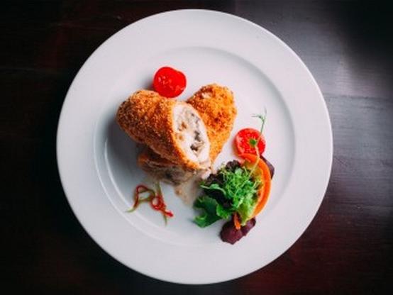 Хрумке курча в темпурі з овочами та соусом з томатів.