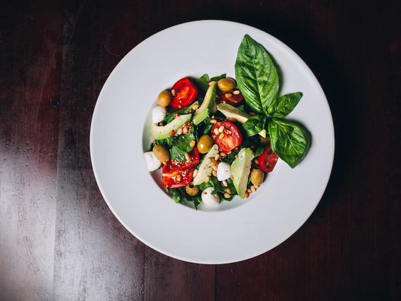 Салат з авокадо, шпинатом та сиром моцарелла