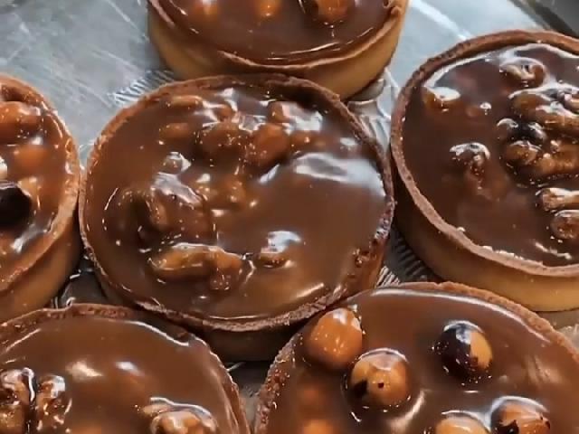 Кошик з горіхами, Кошик з арахісом